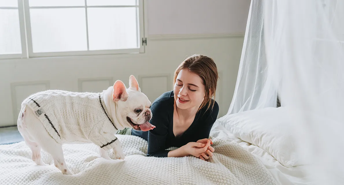 犬にキスをする女性の写真