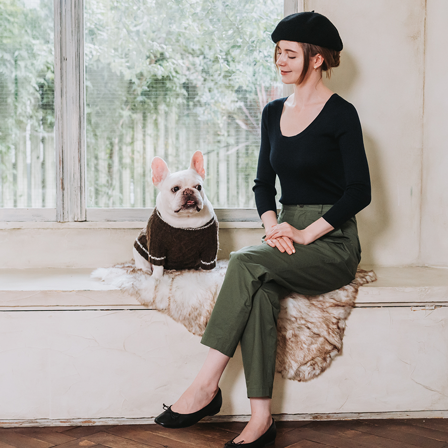 ジャケットを着てこちらを振り向くフレンチブルドッグ